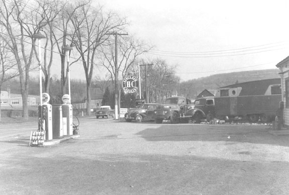 Another view looking east from Benny's Auto Repair and Sinclair station, Sand Lake; click on the image for a larger version