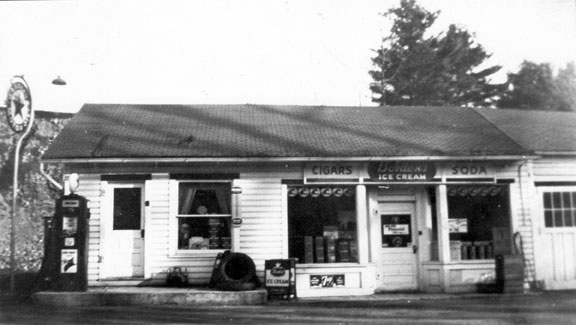 Bashford's Market and Texaco Station, West Sand Lake; click on the image for a larger version